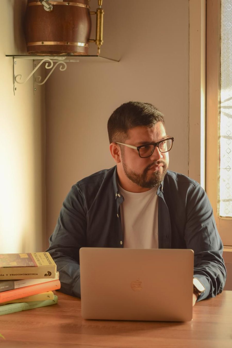 N. R. Pereira escribiendo